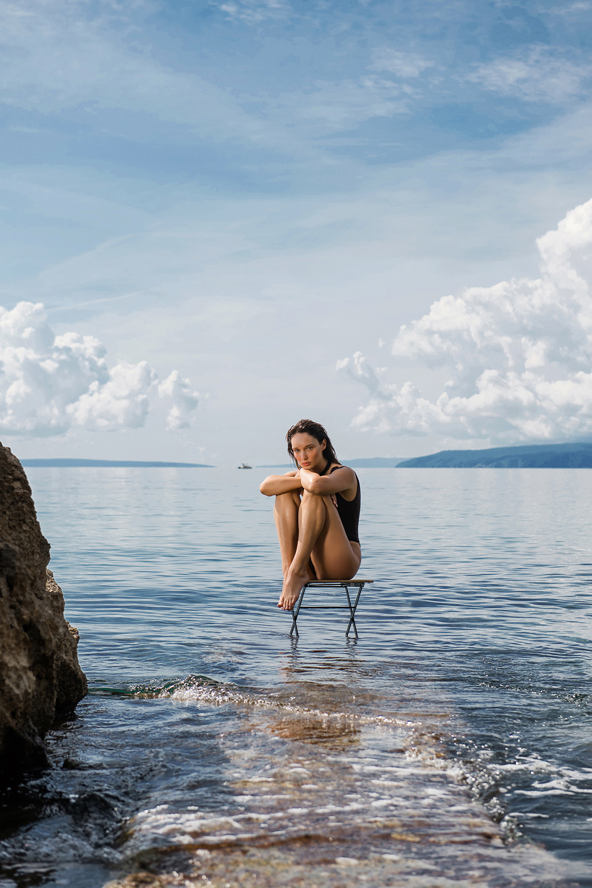 Model: Katarina Filipović, Styling: Ana Nikačević, Šminka: Saša Joković, Kosa: Zvonimir Franić, Asistentica stilistice: Lorena Gačević, Kreativno vodstvo: iva Gradišer.