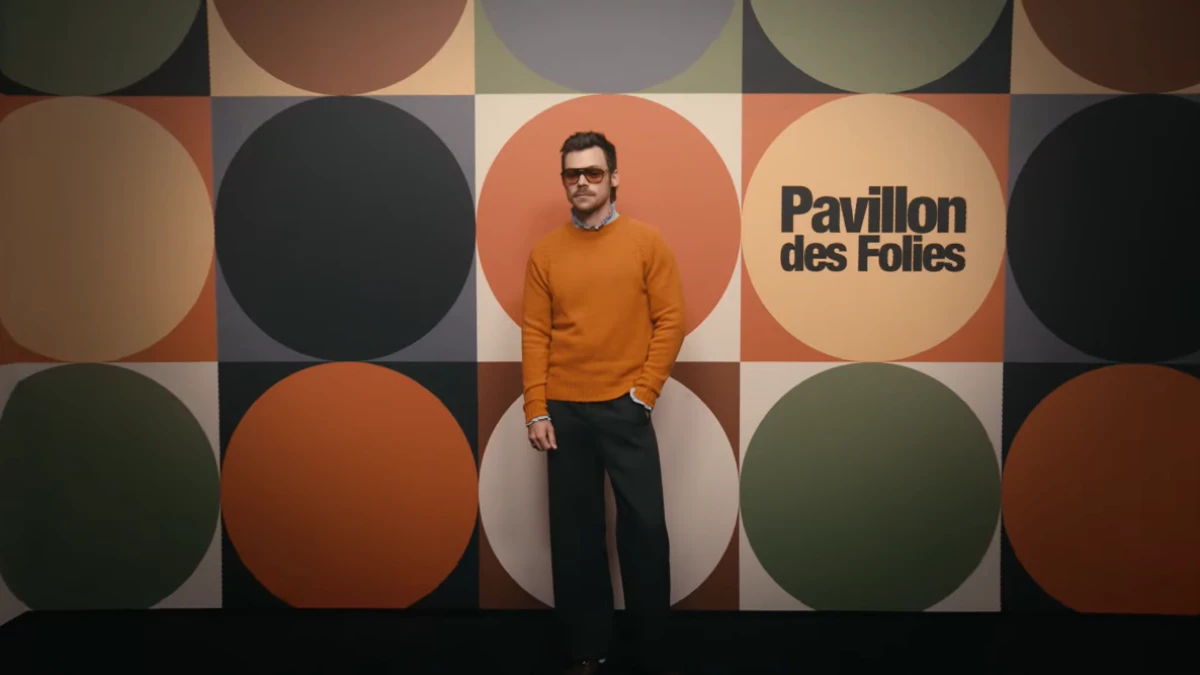 Look dana: Harry Styles nam poručuje da je narančasti pulover must-have komad jesenske sezone!