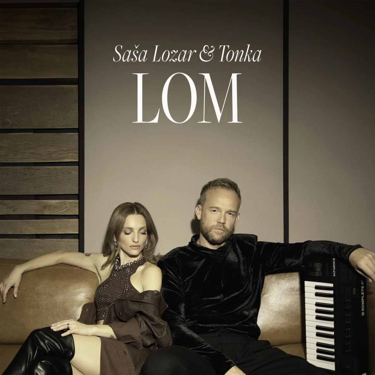 Peti studijski album Saše Lozara prati eksplozija vokala, plesa i dobre glazbe u pjesmi LOM