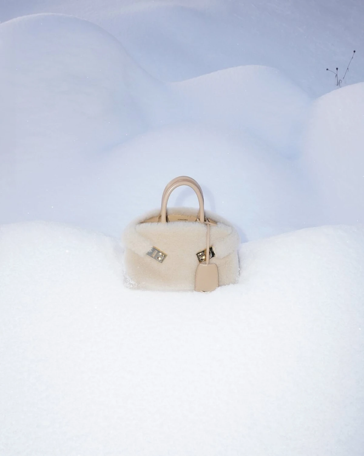 Elle Wishlist: Ferragamo Hug torba od umjetnog krzna