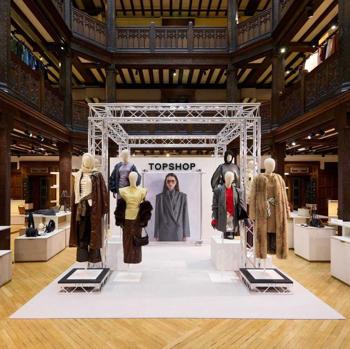 Topshop je službeno otvorio svoj prvi fizički dućan u Londonu, a ovo su najbolji komadi koje želimo