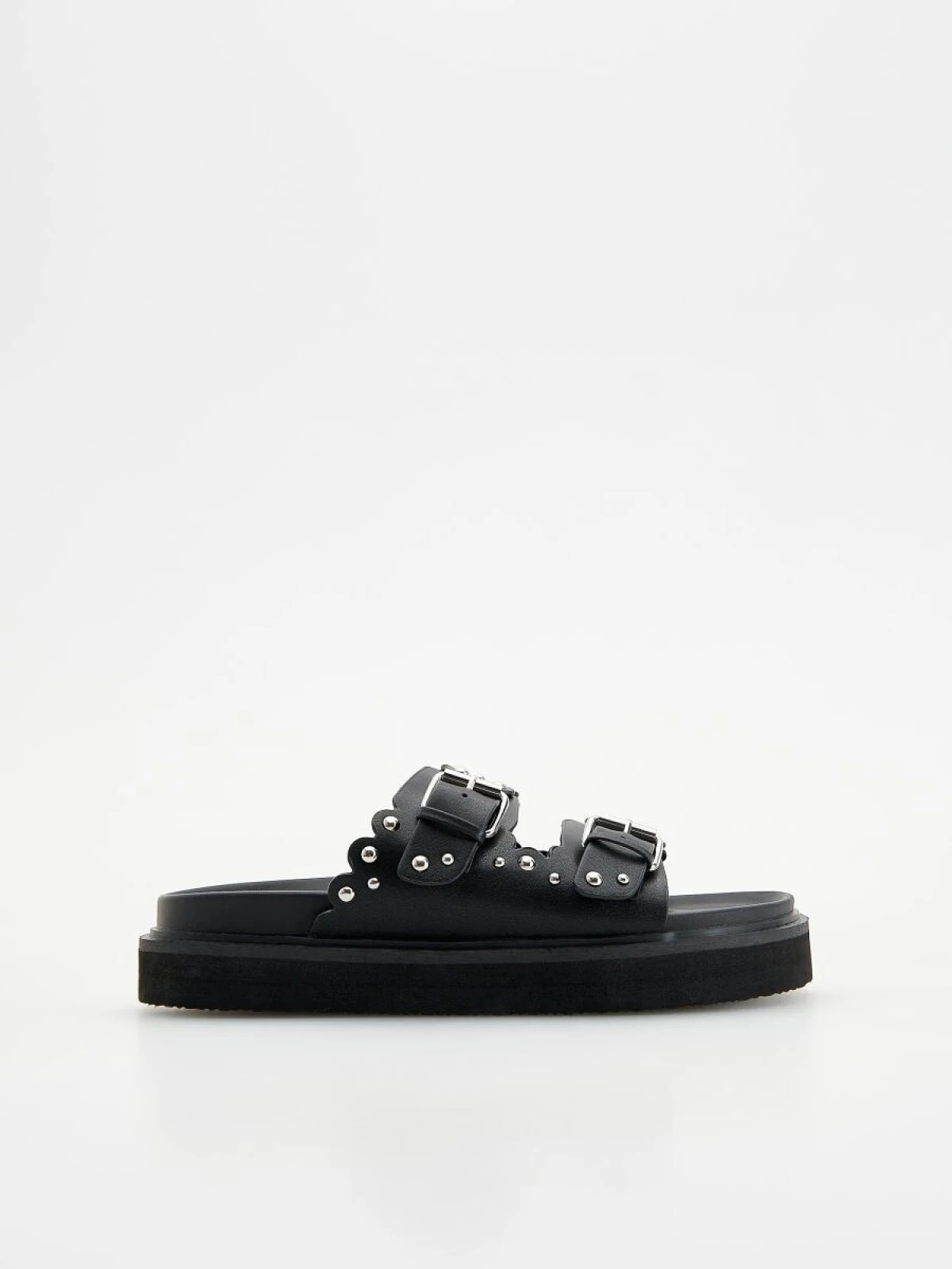 Sale catch: Pronašli smo povoljniju zamjenu za Chanel sandale koje nosi Andy Sachs