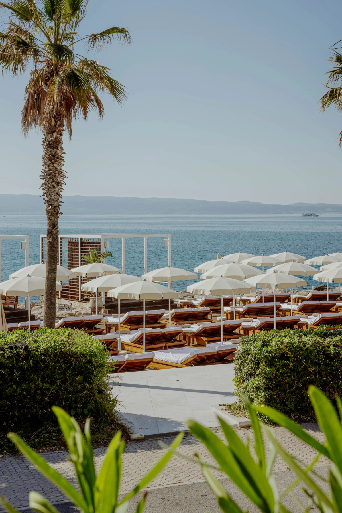 Doživite jadransku eleganciju u Mistral Beach Clubu – najpoželjnijem ljetnom mjestu u Splitu