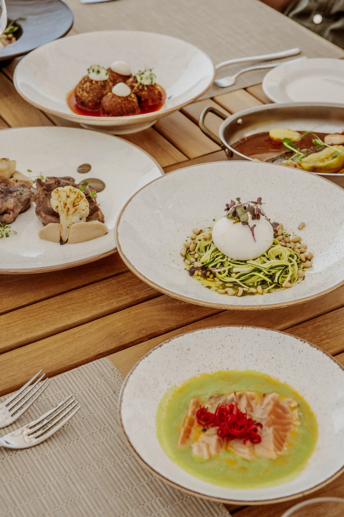 Doživite jadransku eleganciju u Mistral Beach Clubu – najpoželjnijem ljetnom mjestu u Splitu