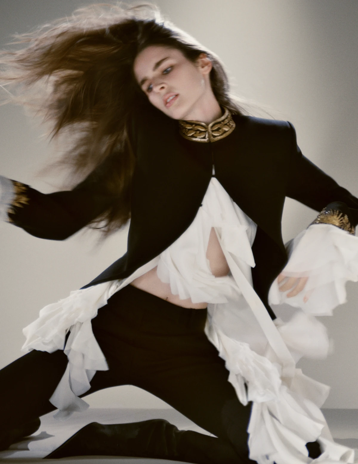 Oduševila nas je nova Alexander McQueen kampanja s Alex Consani