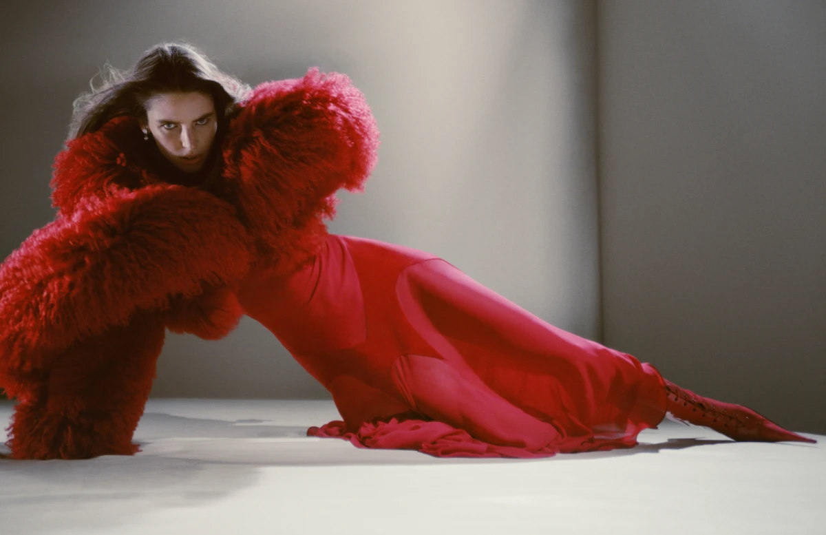 Oduševila nas je nova Alexander McQueen kampanja s Alex Consani