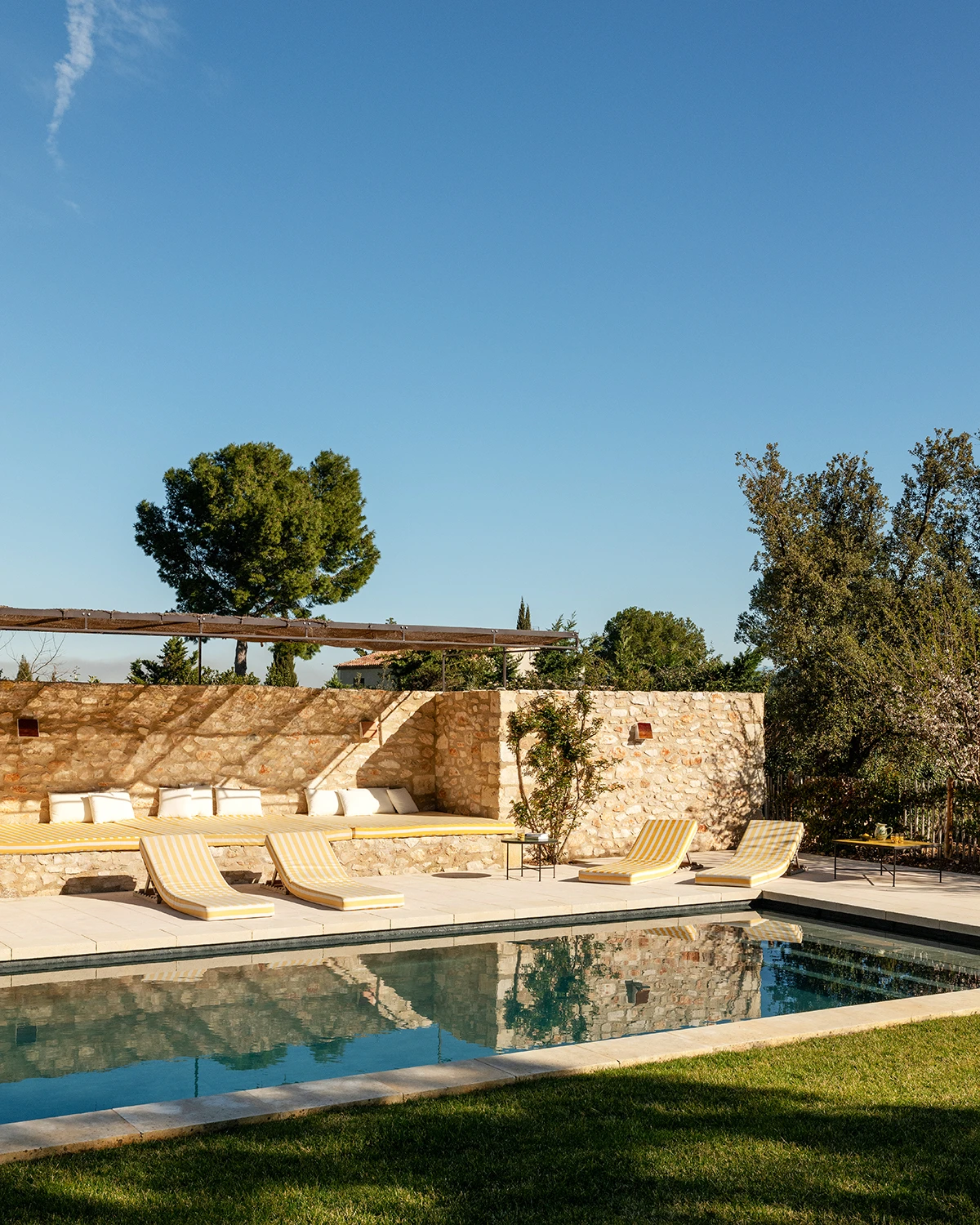 Cover tema Elle Decorationa podsjeća nas da Savršena Siesta može trajati cijelu godinu