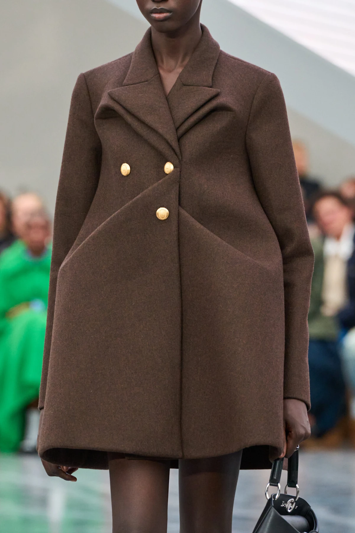 Ne, crni kaput nije najpoželjniji komad ove sezone. Nosi se bogatija boja...