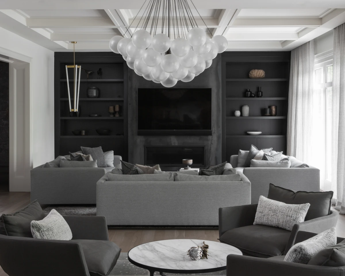 Tamne nijanse domu daju snažniji karakter, a ovaj stan to savršeno prikazuje