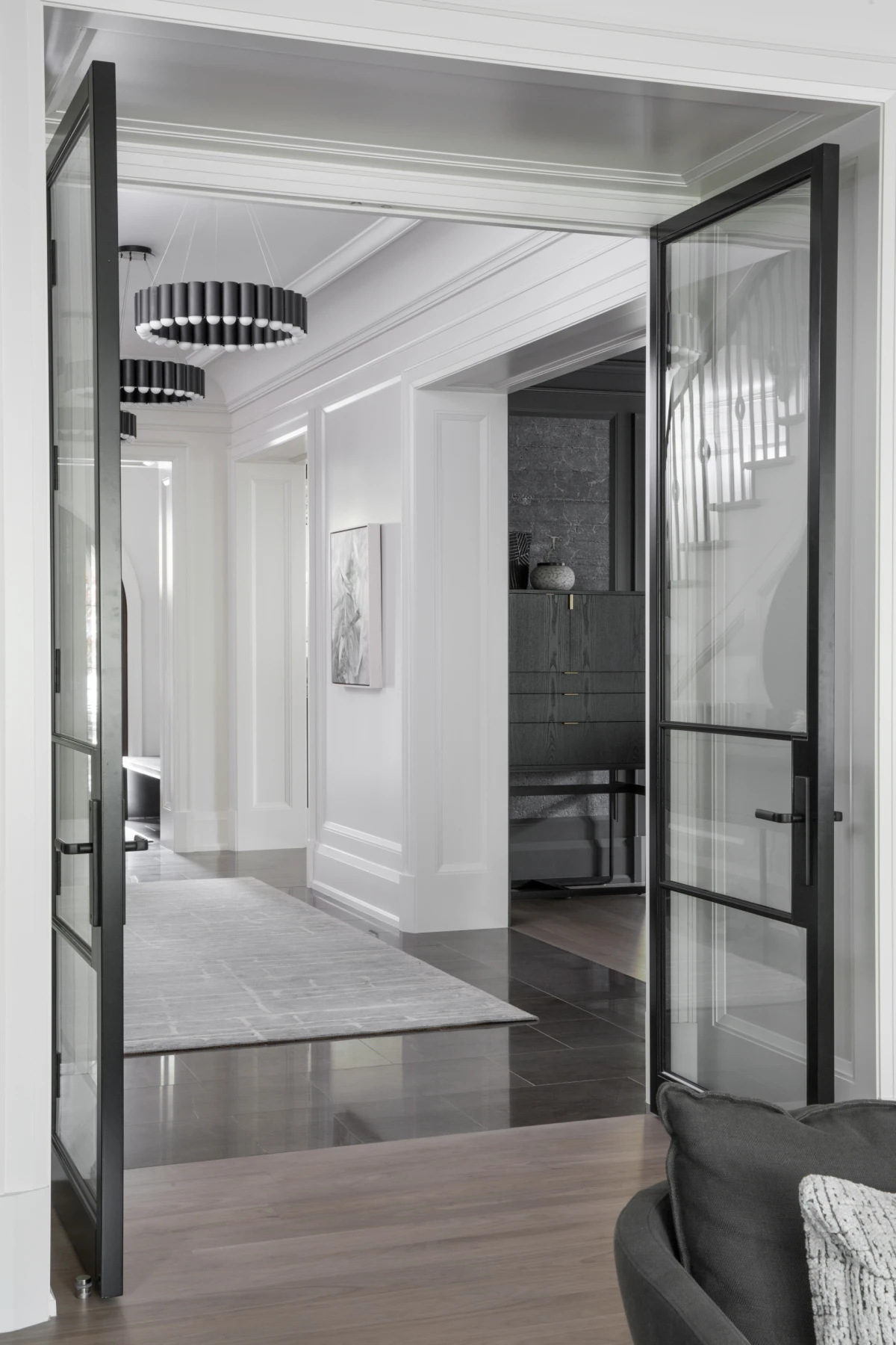 Tamne nijanse domu daju snažniji karakter, a ovaj stan to savršeno prikazuje