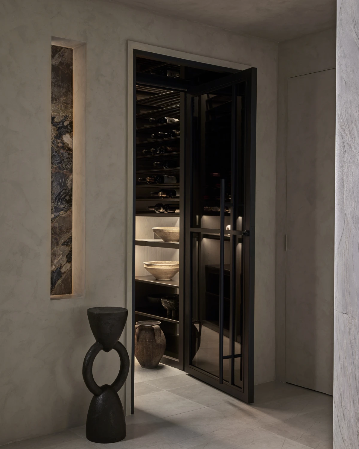 Tamne nijanse domu daju snažniji karakter, a ovaj stan to savršeno prikazuje