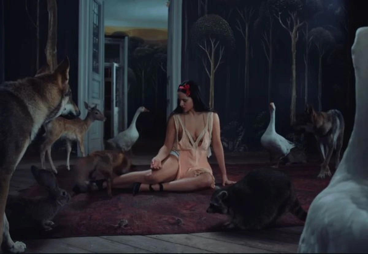 Rosalia u novom spotu nosi jako dobre vintage komade