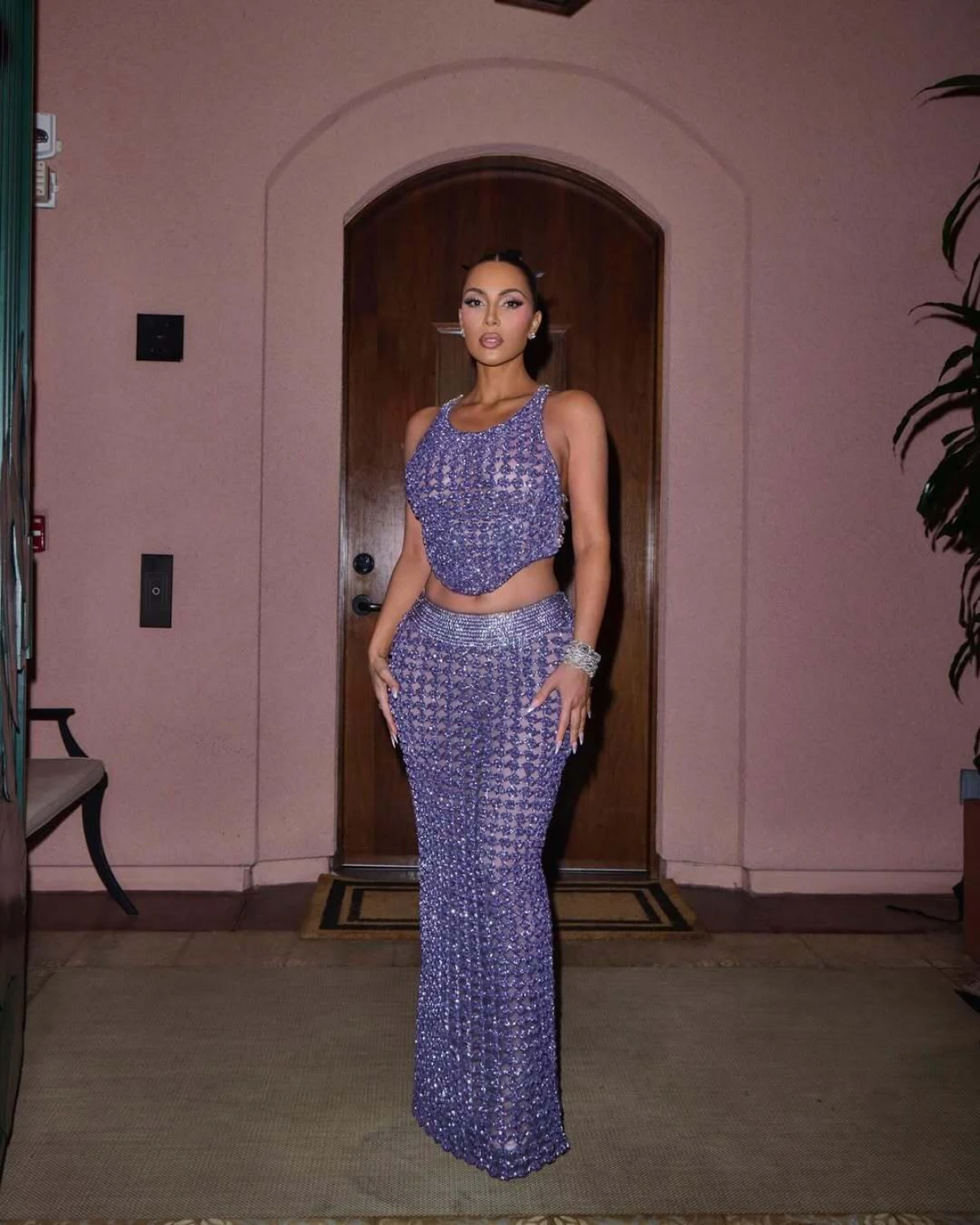 Zbog ove kombinacije Kim Kardashian sve što želimo nositi jesu ljubičaste šljokice