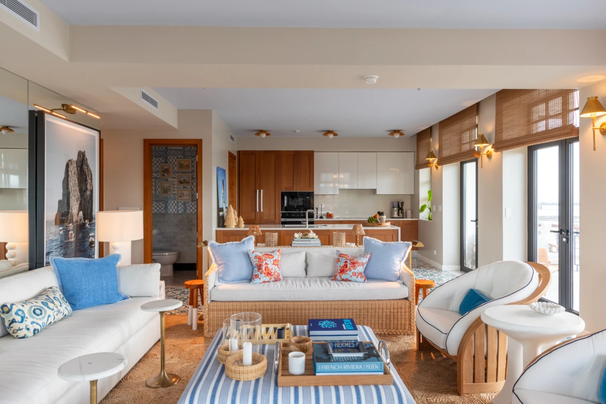 Ovaj renovirani dom s pogledom na Tihi ocean oduševio nas je posebnim mediteranskim tkaninama i detaljima