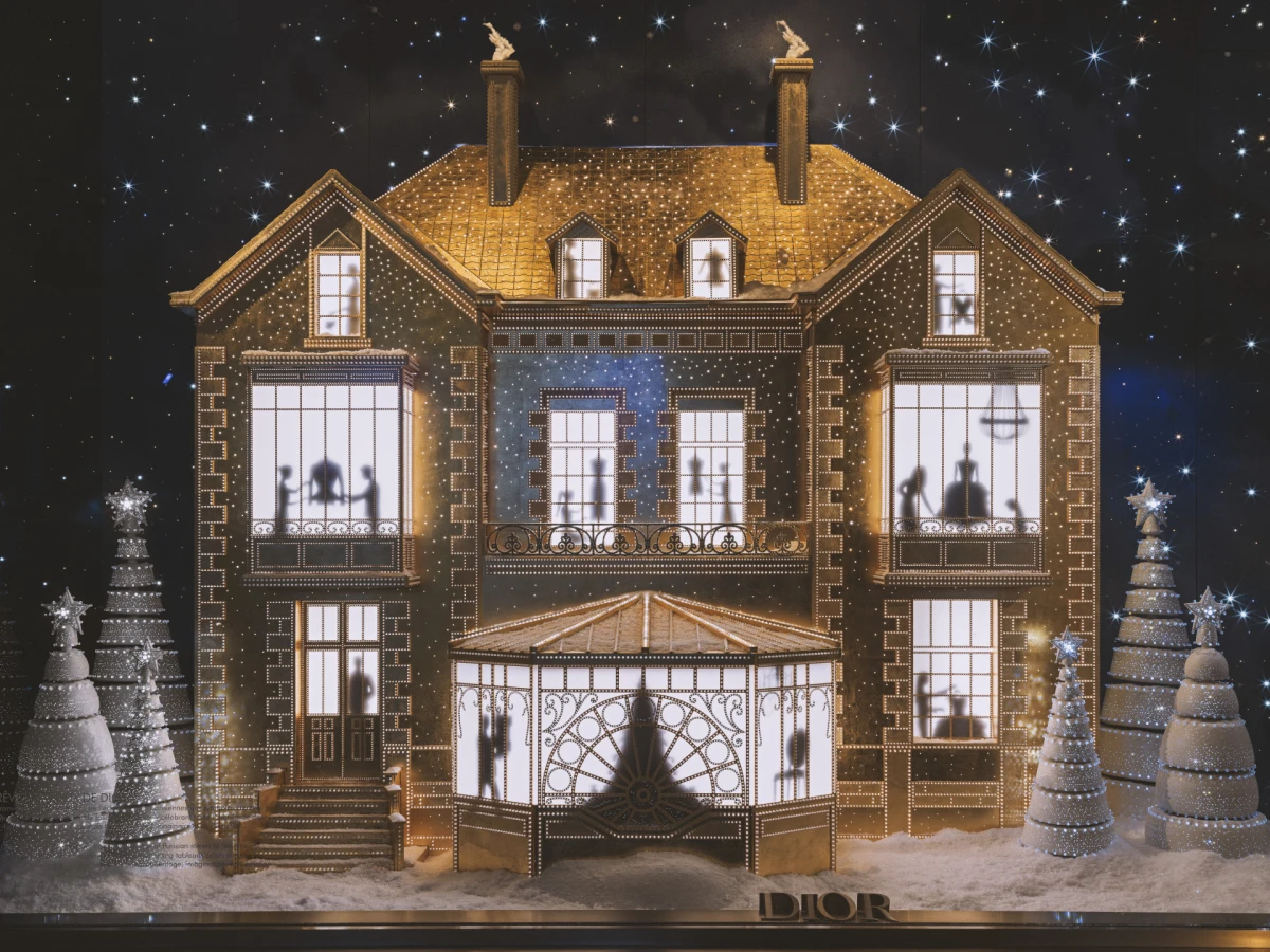 Dior nas je ponovo osvojio čarobnim božićnim izlogom u Parizu