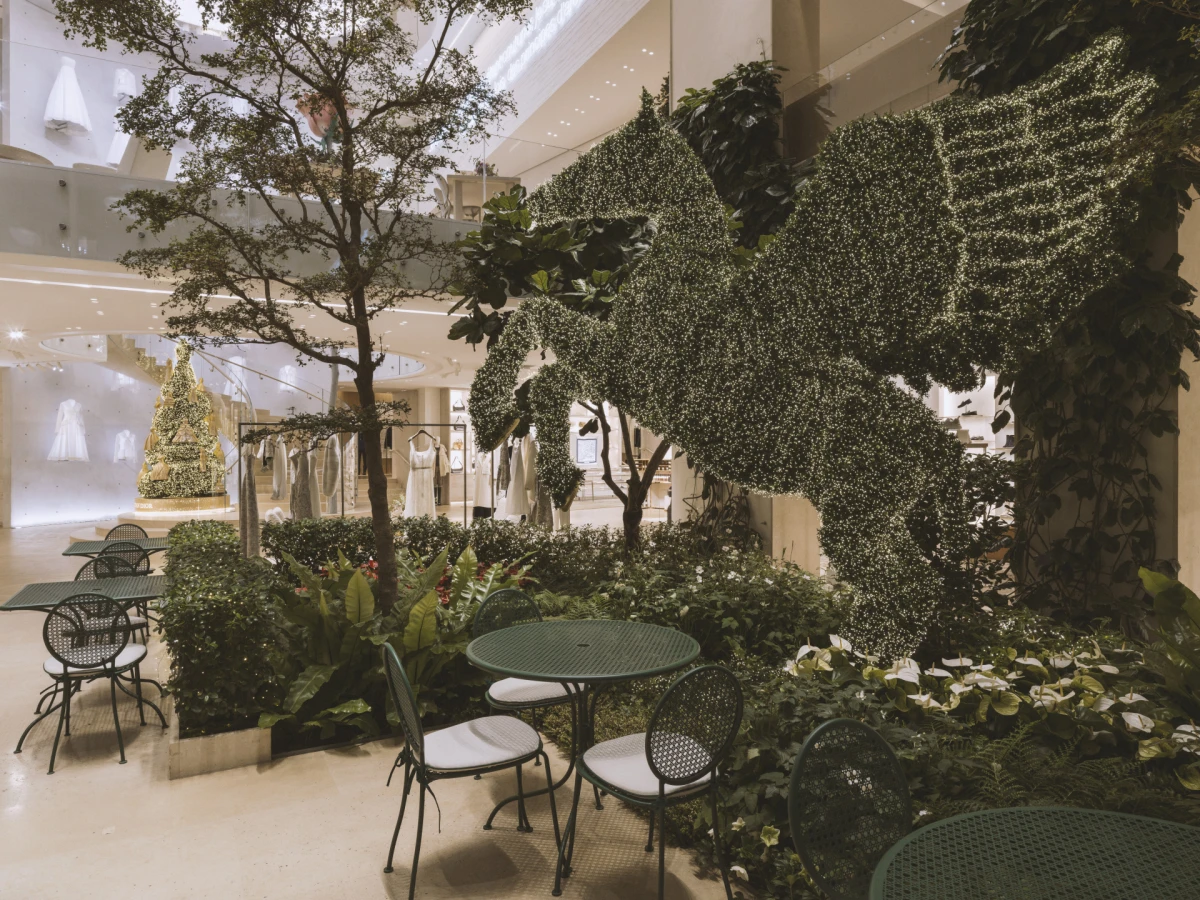 Dior nas je ponovo osvojio čarobnim božićnim izlogom u Parizu