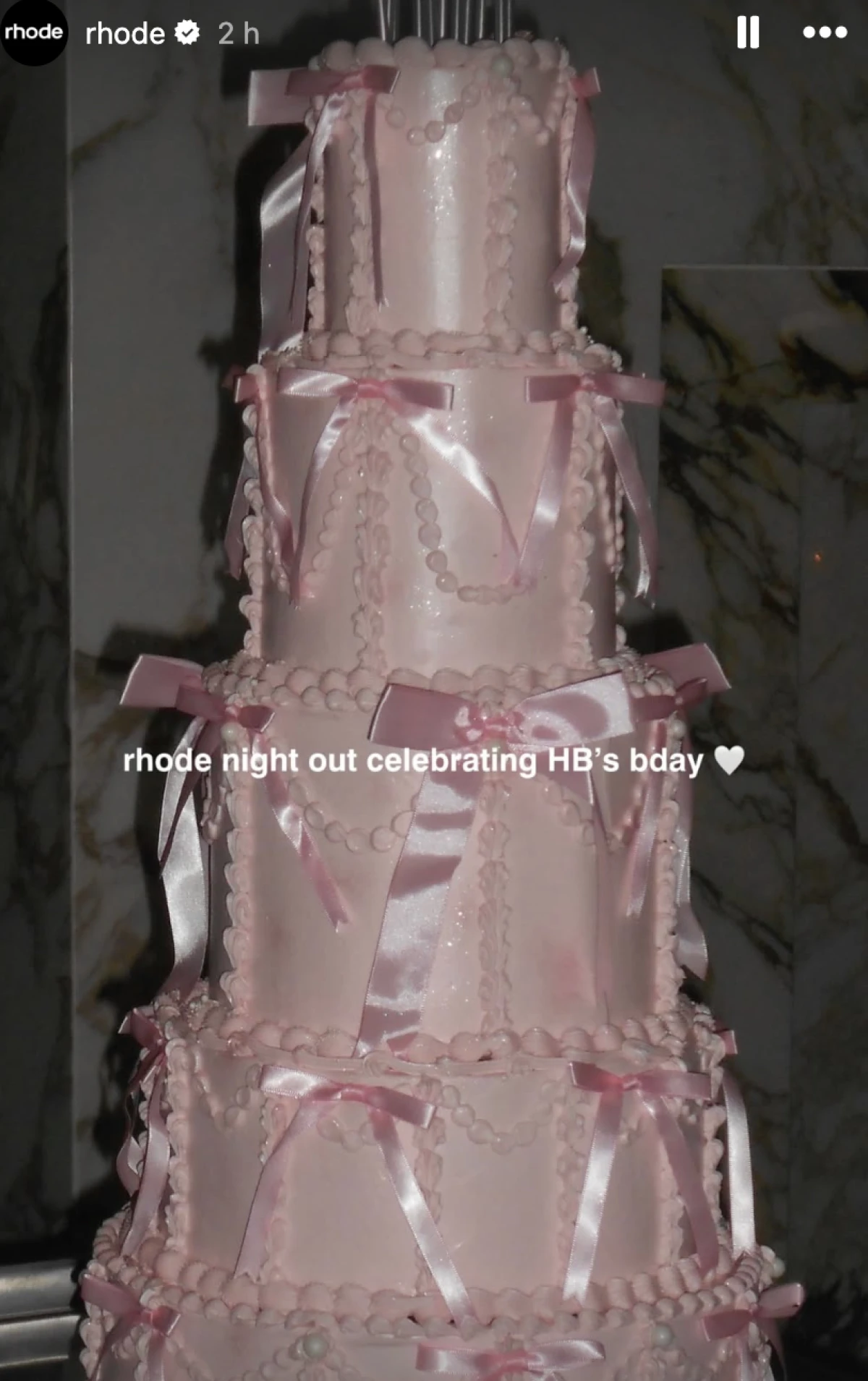 Hailey Bieber proslavila 29. rođendan u glamuroznom stilu i kombinacijama!