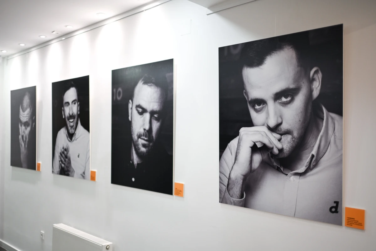 Izložba fotografija koja razbija predrasude: Otvorena je „Muška strana priče”