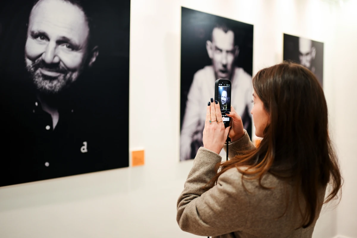 Izložba fotografija koja razbija predrasude: Otvorena je „Muška strana priče”