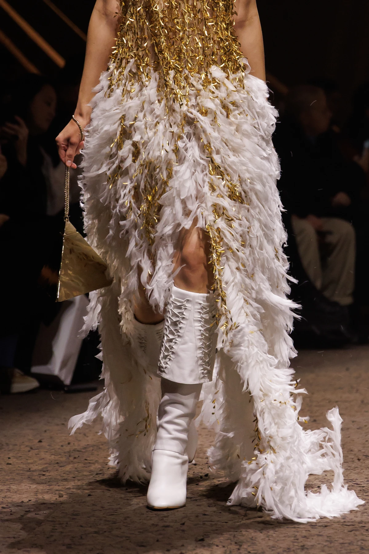 Charli XCX oduševila nas je hit McQueen čizmama u novom spotu