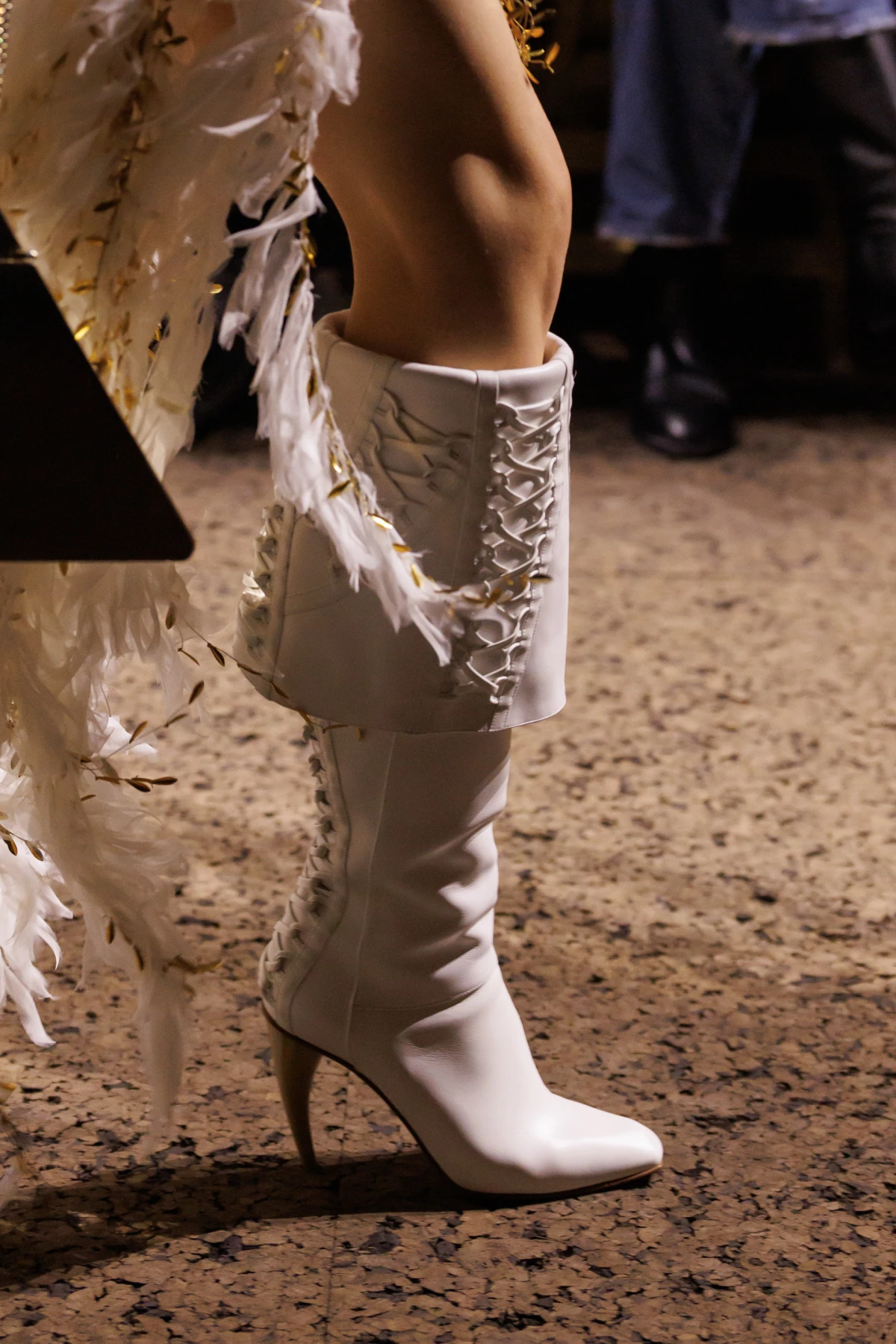 Charli XCX oduševila nas je hit McQueen čizmama u novom spotu