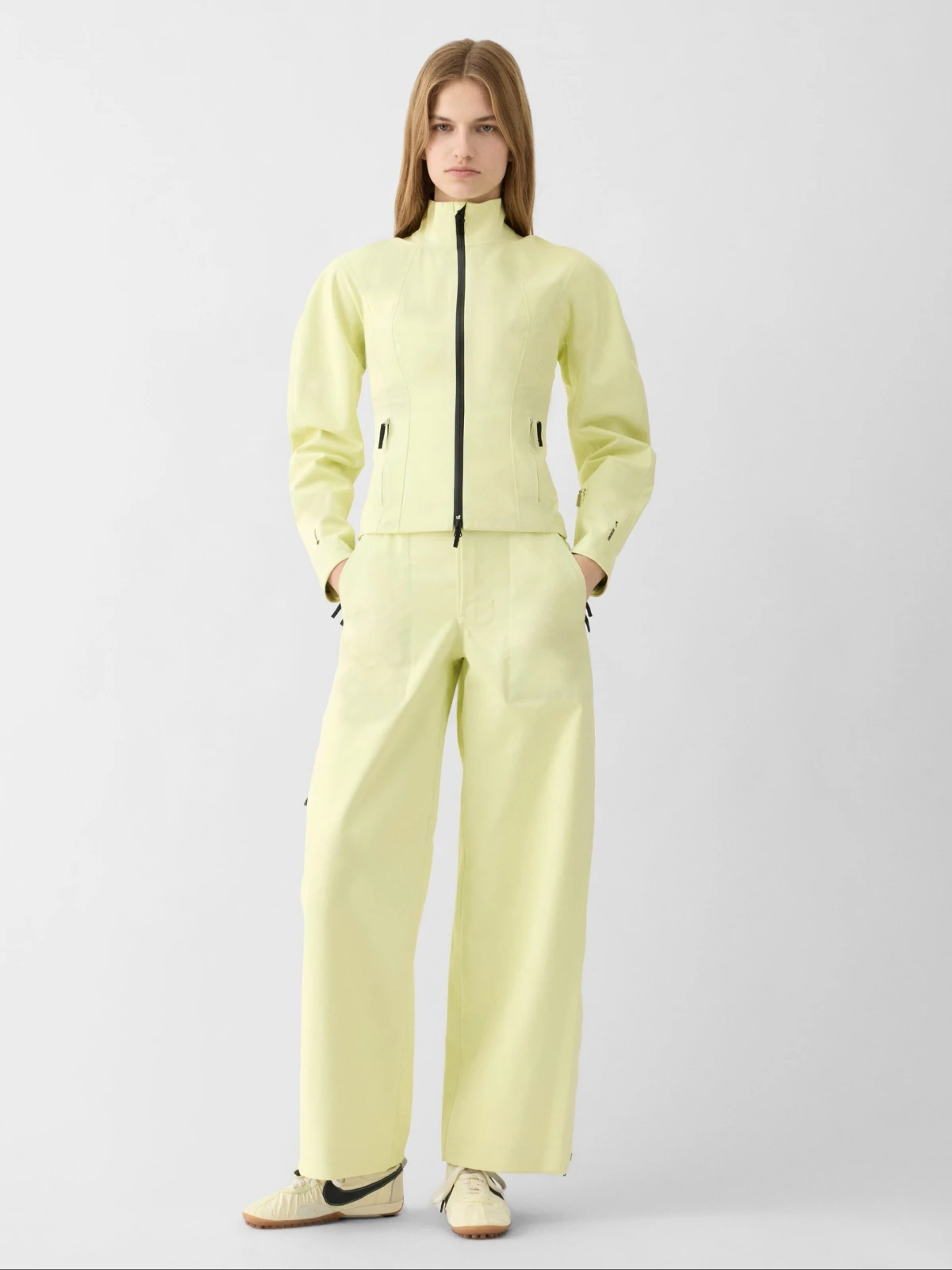 Jacquemus x Nike kolekcija koja je stvorena za après-ski je stigla u prodaju