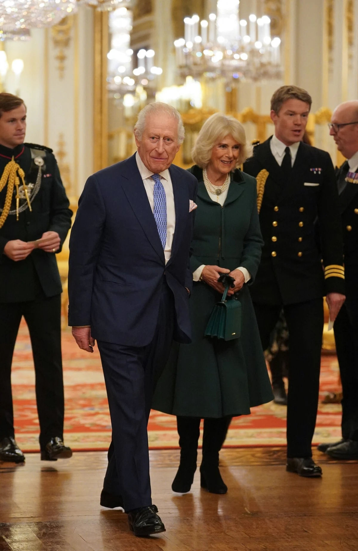 Zgodni pobočnik kraljice Camille napušta dvor