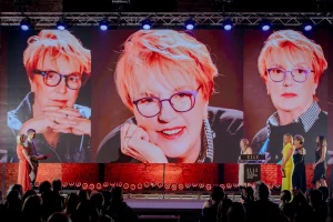 Redakcija Ellea uručila je Vedrani Rudan vrijedan i jedinstven poklon