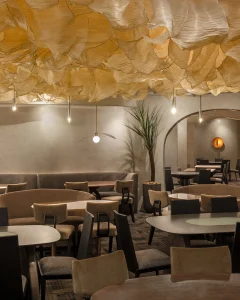 Ovaj poznati restoran je definicija Mocha Mousse boje