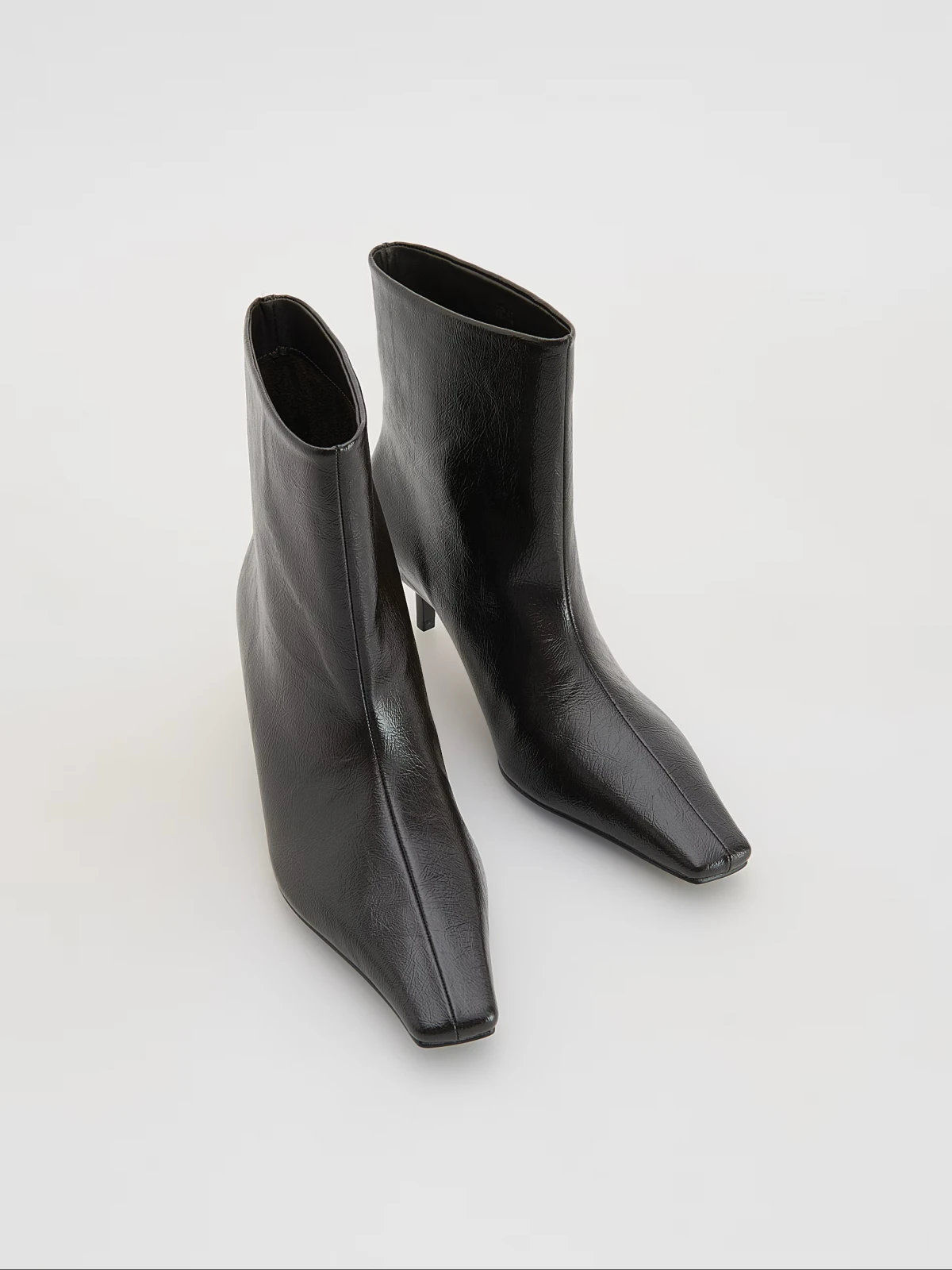 Pronašli smo 12 modela crnih gležnjača s visokom petom do 50 eura