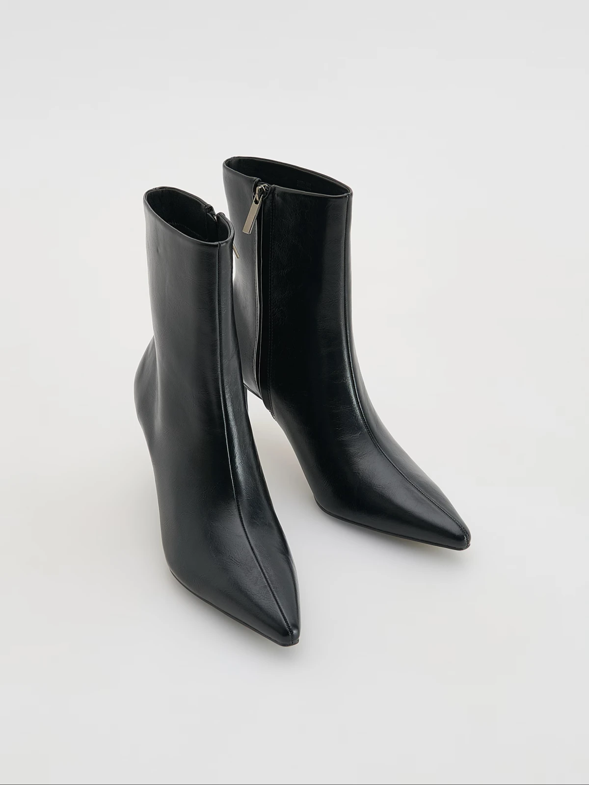 Pronašli smo 12 modela crnih gležnjača s visokom petom do 50 eura