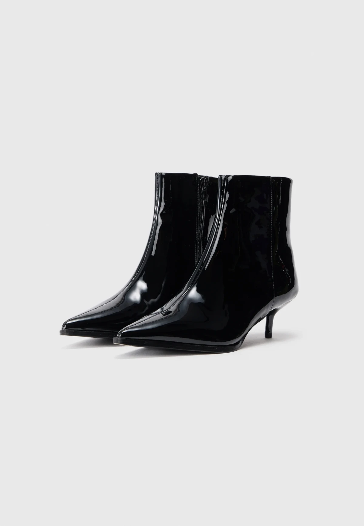 Pronašli smo 12 modela crnih gležnjača s visokom petom do 50 eura