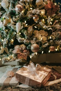 Zamatanje poklona u zadnji tren: Trikovi koji izgledaju promišljeno i elegantno