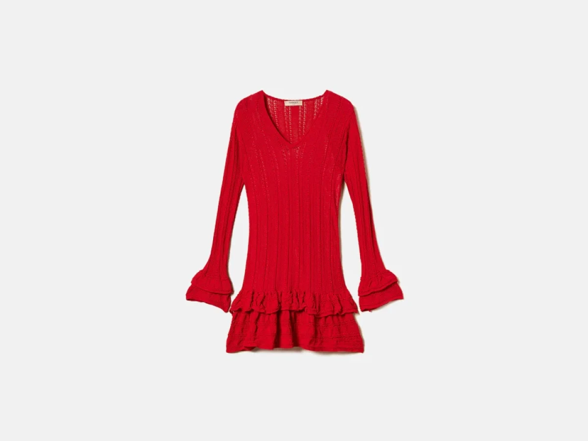 8 komada u crvenoj boji koje kupujemo na sniženju, a nosimo na Novu godinu