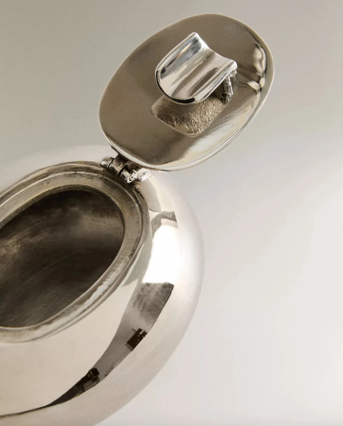 Zašto svi pričaju o metalnom posuđu iz Zara Homea? Ovo su najbolji komadi koji izgledaju skuplje nego što jesu