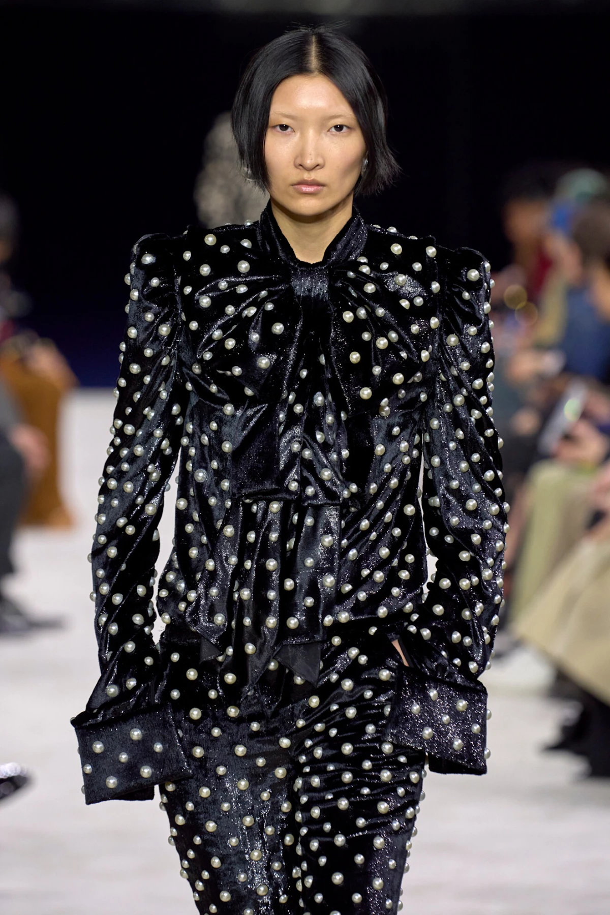 Istražili smo ponudu u novim kolekcijama i primjetili jedan model bluze kao potencijalni trend