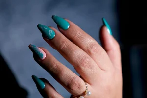 S ovom manikurom, nokti doslovno izgledaju kao dragi kamen: Žad zelena