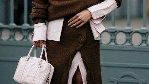 Smeđe suknje su nerazvikani junak dobrih outfita za prijelazno razdoblje