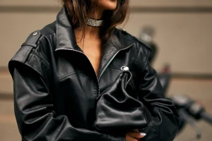 Modne kombinacije u kojima crna kožna jakna ima glavnu riječ