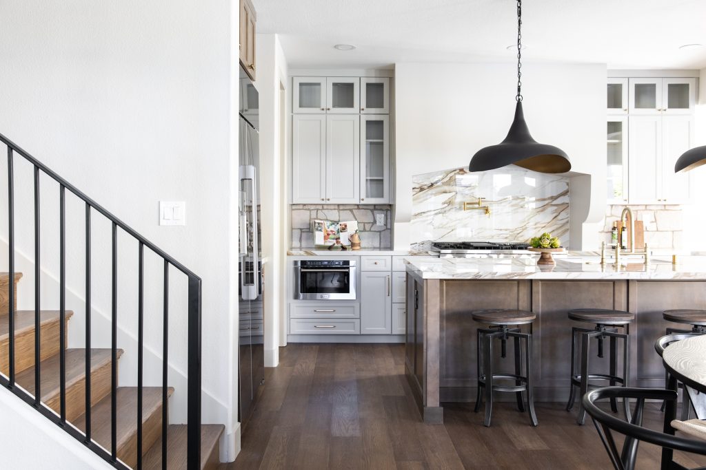 Ako razmišljate o smeđim detaljima u domu, ovaj renovirani stan bi vas mogao inspirirati