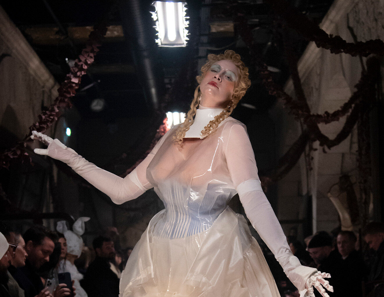 John Galliano se vraća, ali u neočekivanoj modnoj kombinaciji. Kreirat će za Zaru