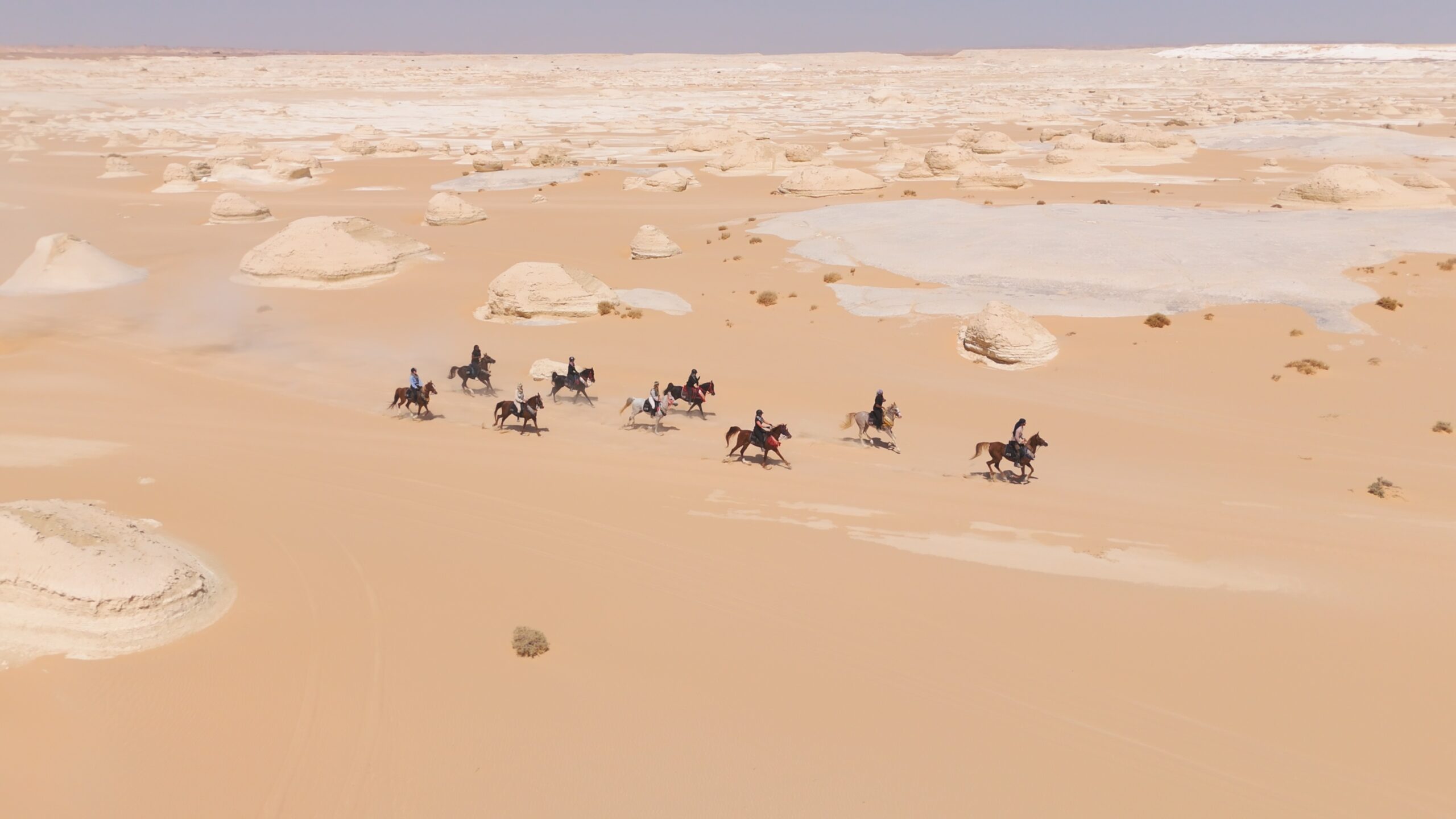 Otkrivamo kako izgleda božanstveno putovanje konjima po egipatskoj Bijeloj pustinji