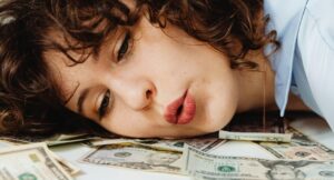 Djevojka s novcima