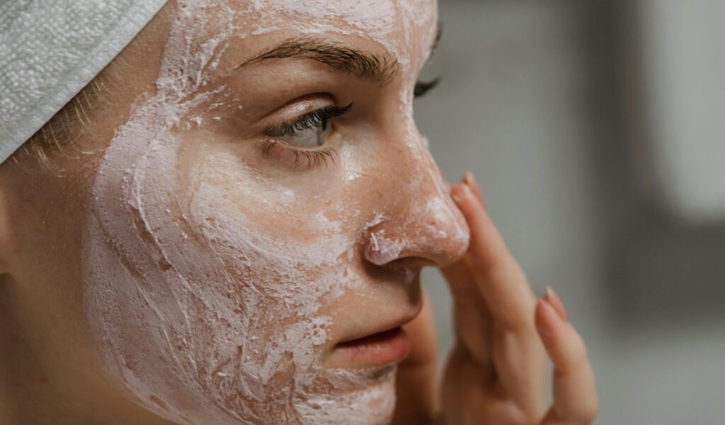 Glow up djevojke s maskom