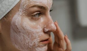 Glow up djevojke s maskom