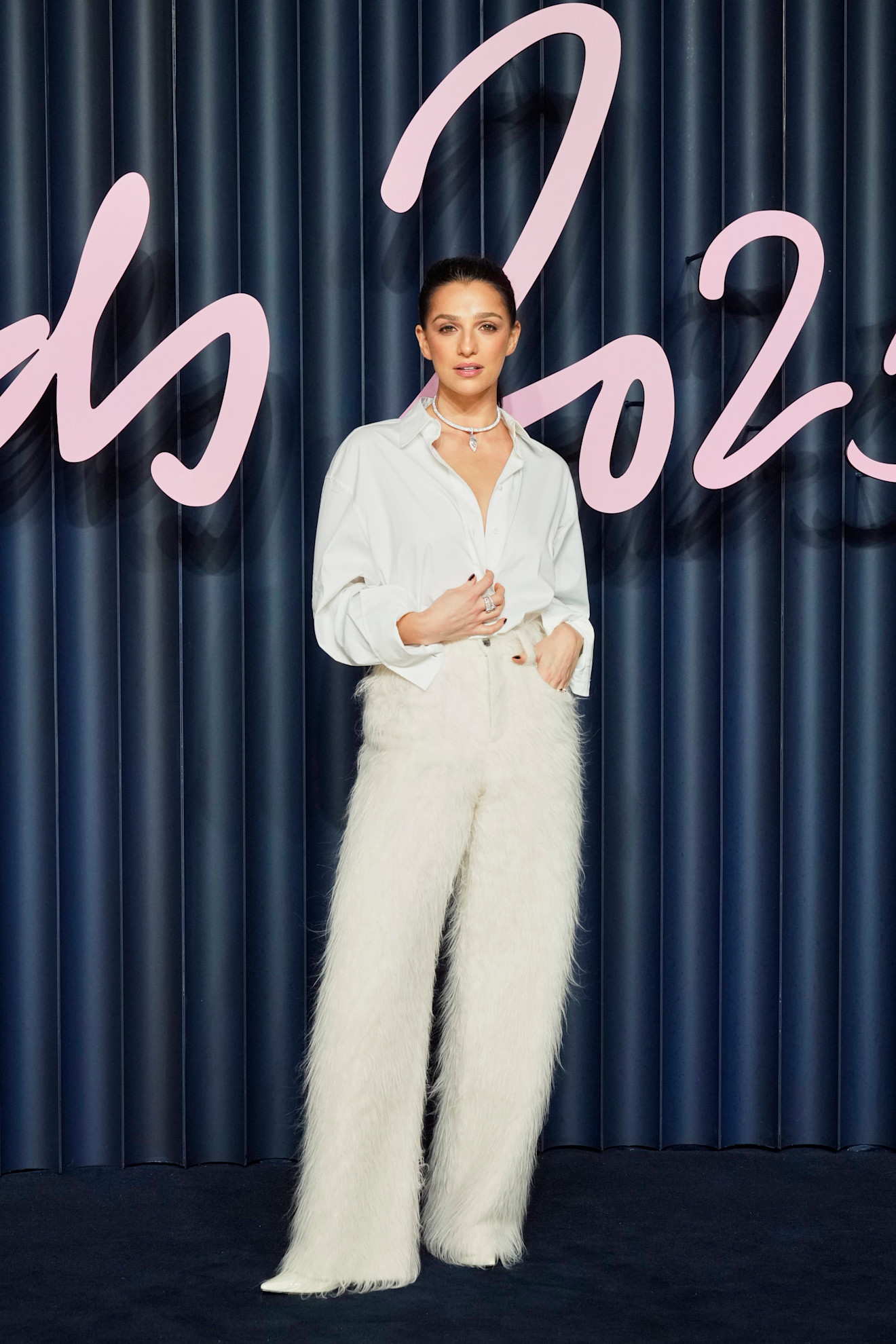 Bijela košulja je outfit idealan za posao, vikend i izlazak