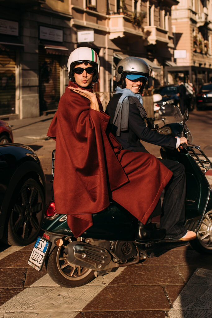 Momci u Milanu na motoru- sa zaštitnim kacigama. Sigurnost prije svega! Launchmetrics