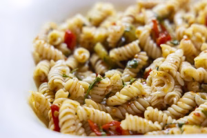 Pasta salata koja spašava svaki ljetni ručak: 3 verzije koje se ne zanemaruju