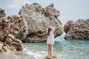 Košulje-haljine komad su bez kojeg ne možemo zamisliti ljeto – evo zašto ih volimo