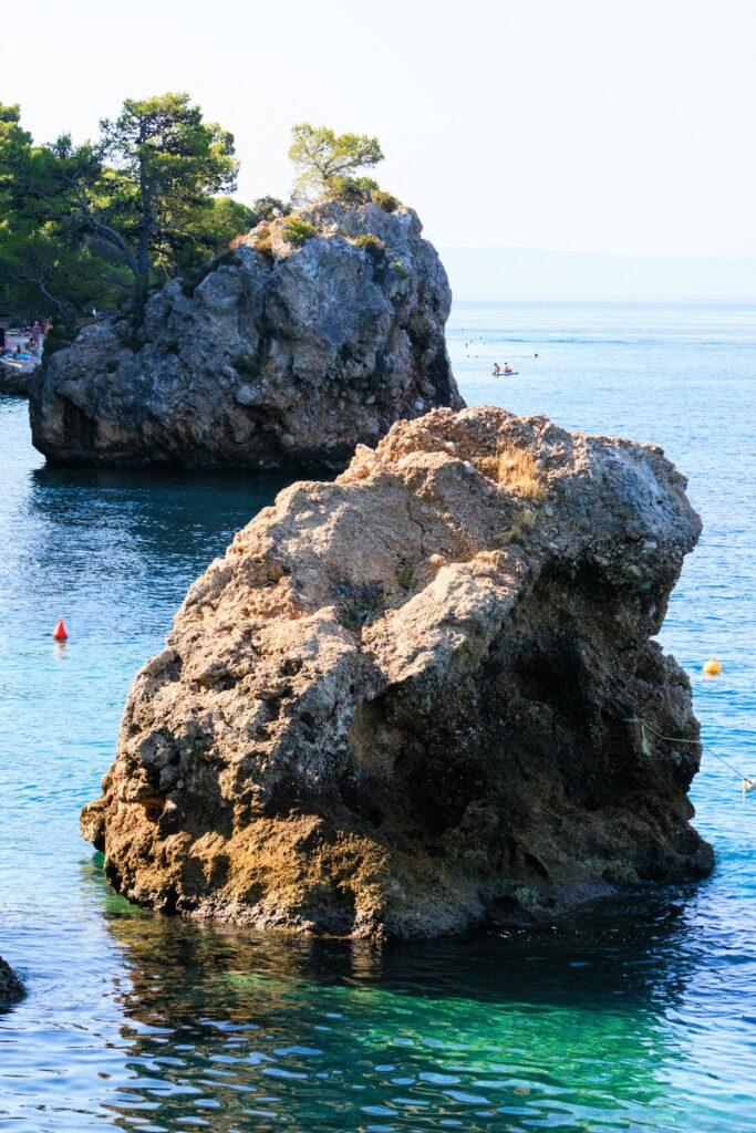 Brela pred plaže Punta rata imaju predivan kamen koji izlazi iz mora